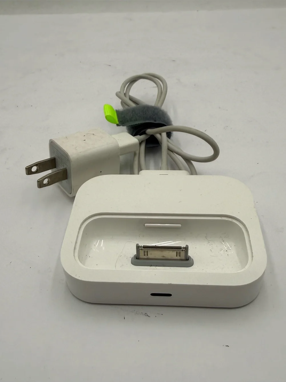 E4 Apple iPod Charging Cradle Dock A1256 White 30-Pin Connector for iPod